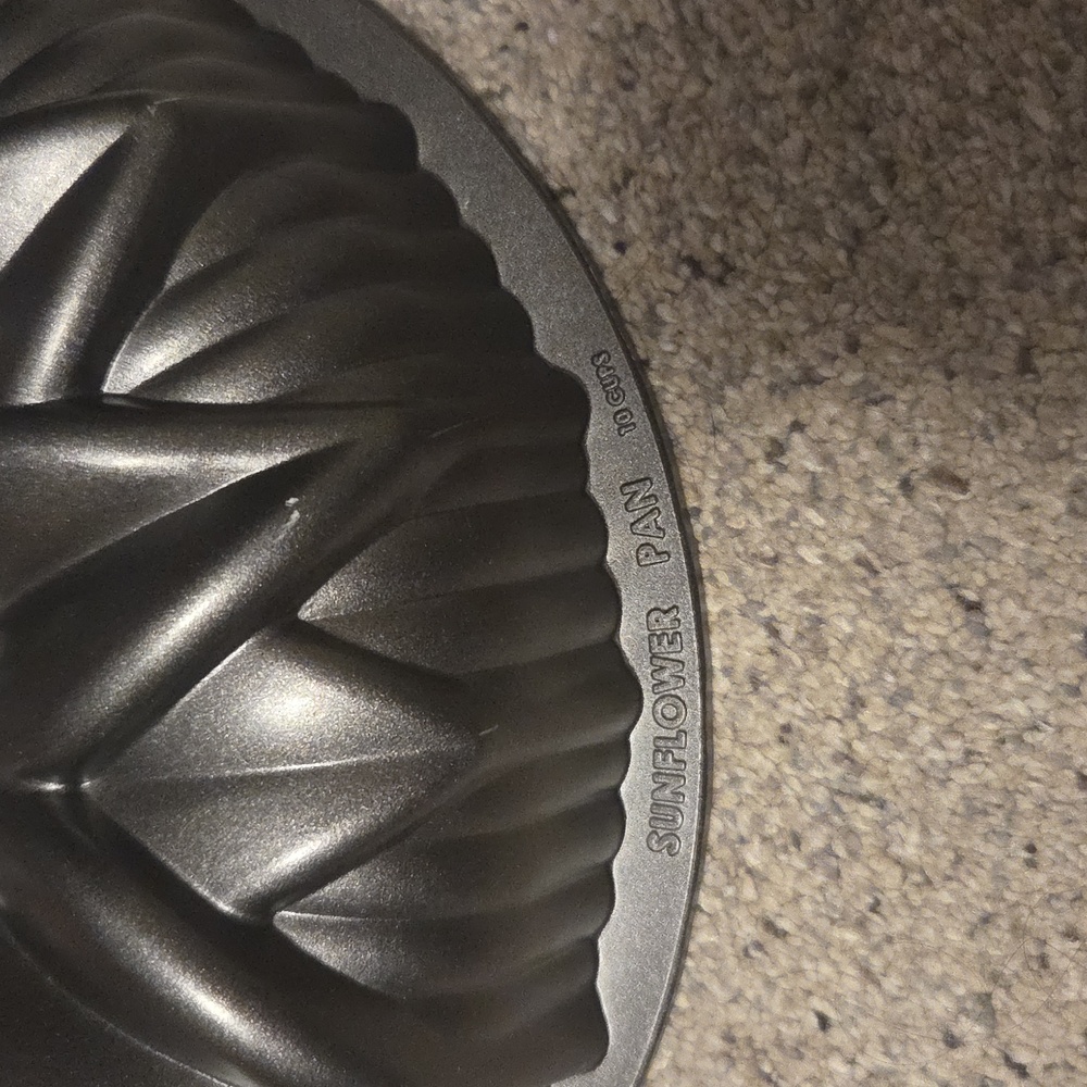 Nordic Ware Sunflower Bundt Cake Pan - Picture 4 of 4